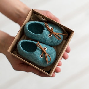 Pregnancy reveal to grandparents, Limited edition aqua blue wool booties, Unisex eco friendly newborn baby shoes in a box, Baby shower gift