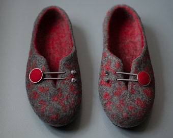 Women wool clogs, Felted slippers with soles, Dark gray red home shoes, Traditional felt wool house shoes, Handmade Mothers day gift