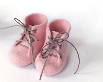 Baby girl shoes, Sweet pink crib booties, Laced up woolen boots, Rose quartz blush pink felted shoes for newborns, Gender reveal gift