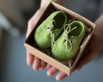 Pregnancy reveal to grandparents, Green wool booties, Newborn booties, Felted unisex eco friendly baby shoes in a box, Baby shower gift