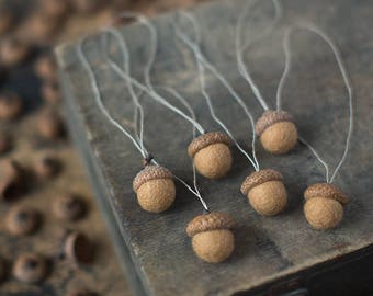 Thanksgiving tree ornaments, Fall decor, Set of 6 light brown felted acorns, Autumn woodland weddings party favors, Waldorf teacher gift