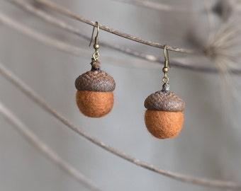 Acorn earrings with real natural acorn cap, felted beads and brass in cinnamon brown, Unusual rustic wedding accessory, Fall fashion jewelry