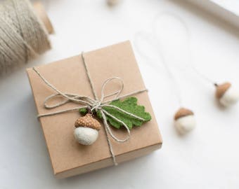 Felted acorn ornaments - Set of 6 ivory white party favors with linen or jute twine, Christmas decor, Table decoration, wrapping gift ideas