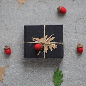 Rode eikelornamenten voor cadeauverpakking met jute of bakkerstouw, set van 6 feestartikelen, decor kerstpakket, idee tafeldecoratie