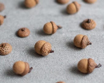 Wool acorns with real acorn caps - Rustic woodland decor - Minimalist Thanksgiving decoration - Custom colors available
