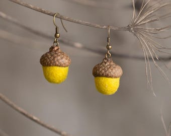Eikeloorbellen met echte eikeldop en vilten wolkralen in felgele kleur, ongebruikelijke koperen sieraden, cadeau-idee natuurliefhebber