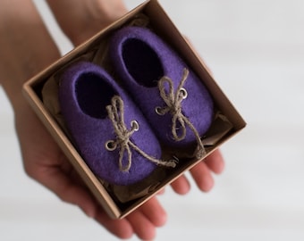 Baby reveal to grandparents shoes, Birth announcement booties packed in a box - Ultra violet crib shoes for newborn