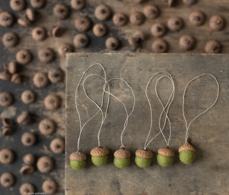 Felted acorn ornaments in mossy green, Set of 6 woodland weddings party favors, Autumn season decorations, Fall and Thanksgiving decor zdjęcie 2