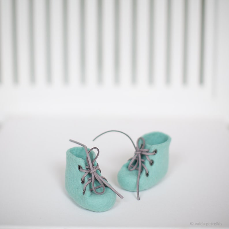 Newborn photo prop shoes, Felted unisex pastel mint green booties for maternity photoshoot, Pregnancy announcement photography must have image 2