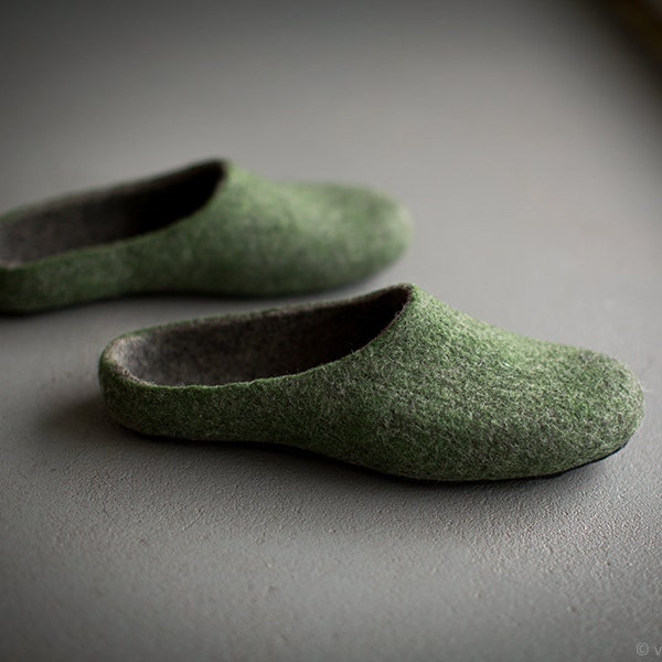 Gefilzte Herren Hausschuhe, Herren hausschuhe in grün und dunkelgrau, natürliche Wollschuhe perfekt als umweltfreundliches Geschenk für ihn