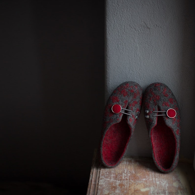 Women wool clogs, Felted slippers with soles, Dark gray red home shoes, Traditional felt wool house shoes, Handmade Mothers day gift image 2