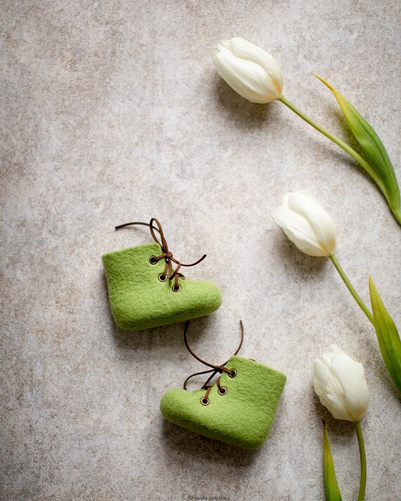 Green baby shoes - Gender neutral newborn booties made from merino wool for any season - Warm home made gift - Spring baby announcement