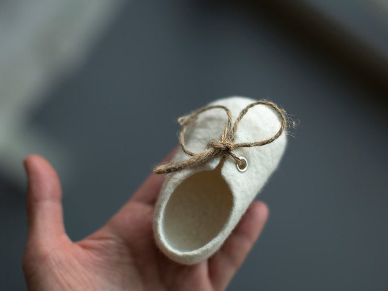 Pregnancy announcement crib shoes, Baby shower gift, Ivory white organic wool newborn booties linen laces Felted unisex eco friendly in box image 2