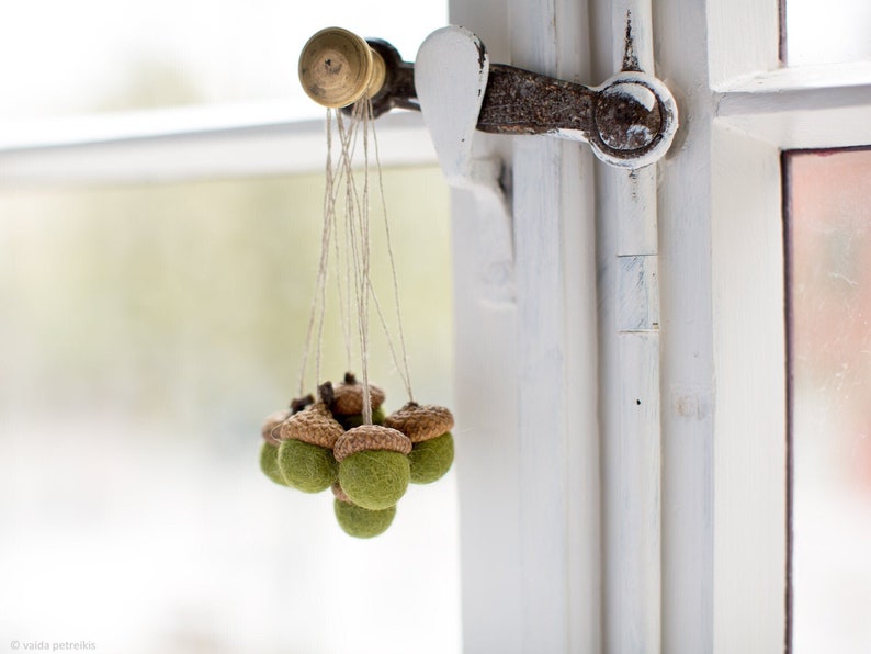 Felted acorn ornaments in mossy green, Set of 6 woodland weddings party favors, Autumn season decorations, Fall and Thanksgiving decor zdjęcie 1