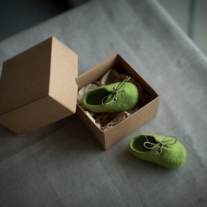 Pregnancy reveal to grandparents, Green wool booties, Newborn booties, Felted unisex eco friendly baby shoes in a box, Baby shower gift image 6