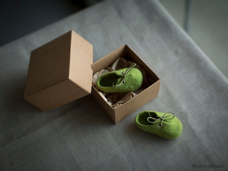 Pregnancy reveal to grandparents, Green wool booties, Newborn booties, Felted unisex eco friendly baby shoes in a box, Baby shower gift image 6