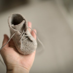 Newborn booties, Natural organic wool boots, Unisex eco friendly felted greyish brown shoes with vegan leather laces, Baby first shoes image 3