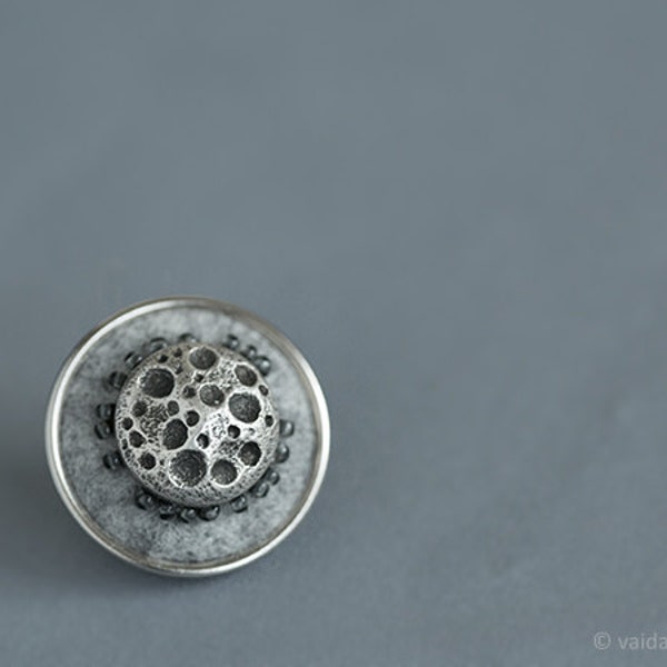 Reine Graue Brosche Mond Oberfläche Brosche Original metallisch graue wolle Brosche Filz Brosche handgefertigt Filz Brosche Luxus polig kleine Runde Brosche