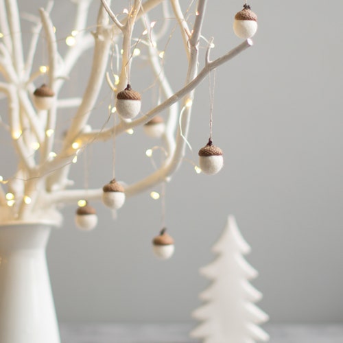 Décorations de Noël blanches - Décorations de glands feutrés - Lot de 6 cadeaux de Noël forêt magique - Idée cadeau pour collègue