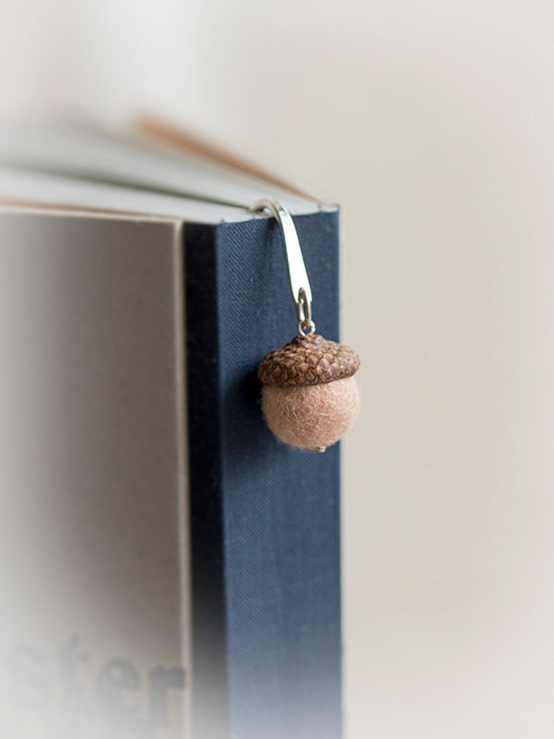 Acorn bookmark, Fall decor, Metal book mark with natural oak acorn cap felted acorn, Woodland gift idea, Party favor, back to school image 1