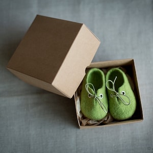 Pregnancy reveal to grandparents, Green wool booties, Newborn booties, Felted unisex eco friendly baby shoes in a box, Baby shower gift image 3