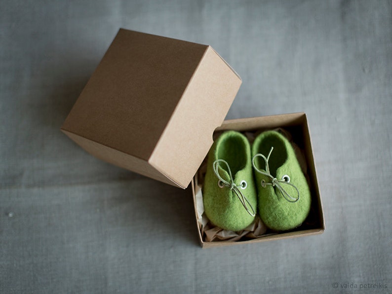 Pregnancy reveal to grandparents, Green wool booties, Newborn booties, Felted unisex eco friendly baby shoes in a box, Baby shower gift image 3