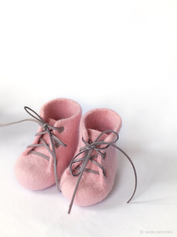 Baby girl shoes, Sweet pink crib booties, Laced up woolen boots, Rose quartz blush pink felted shoes for newborns, Gender reveal gift