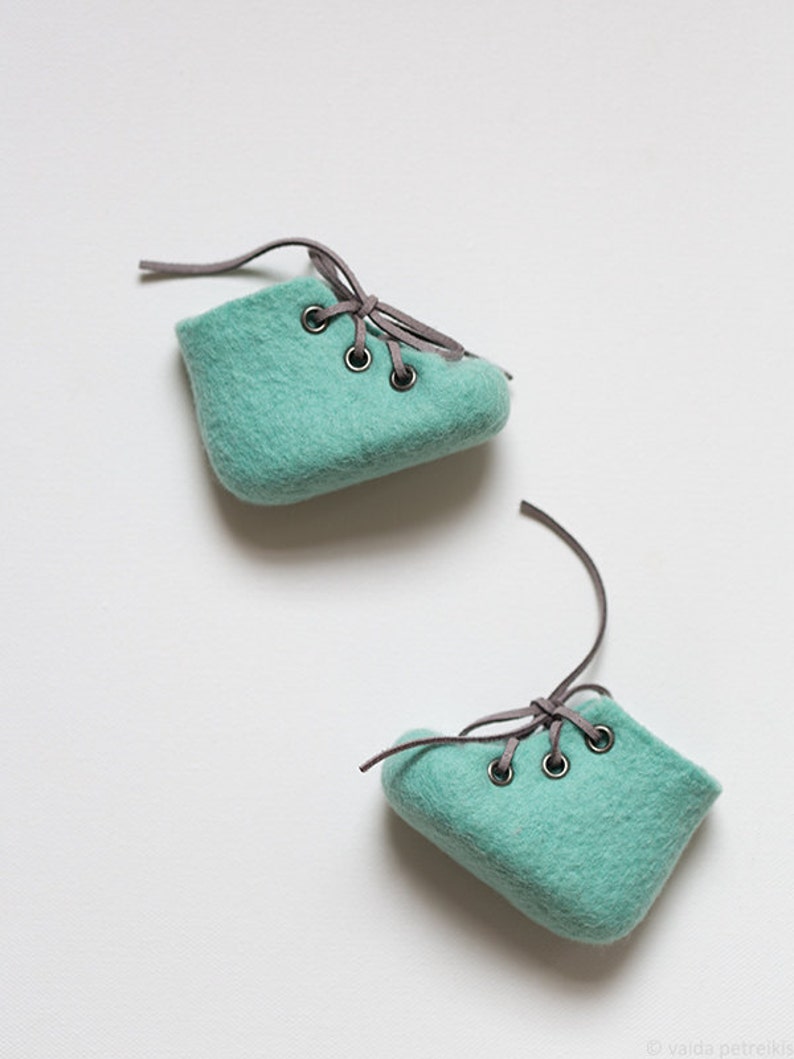 Newborn photo prop shoes, Felted unisex pastel mint green booties for maternity photoshoot, Pregnancy announcement photography must have image 4