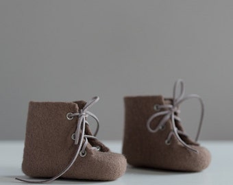 Woolen baby shoes - Lace up ankle boots - Felted booties for newborns - Gender neutral color unisex brown shoes for fall winter or spring