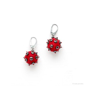 Rote Ohrringe, Moderne Statement eleganter Schmuck mit handgemachten runden Filz und Hämatit, Kleidungsgeschenk, Ungewöhnliche Weihnachtsgeschenkidee Bild 4