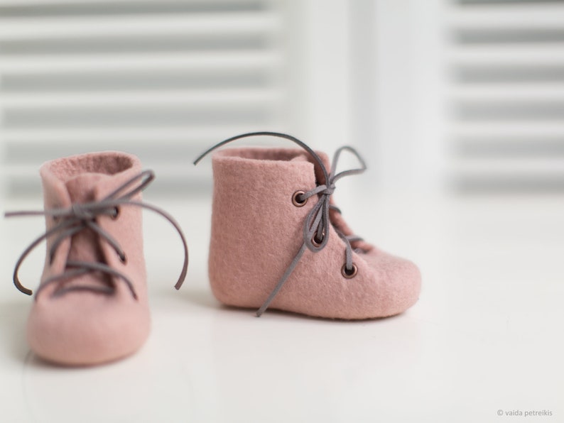 Newborn booties, Felted baby girl boots, Limited edition blush pink wool shoes, Pregnancy gender reveal, Baby's first Christmas crib shoes image 3