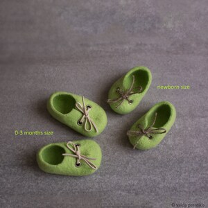 Pregnancy reveal to grandparents, Green wool booties, Newborn booties, Felted unisex eco friendly baby shoes in a box, Baby shower gift image 4