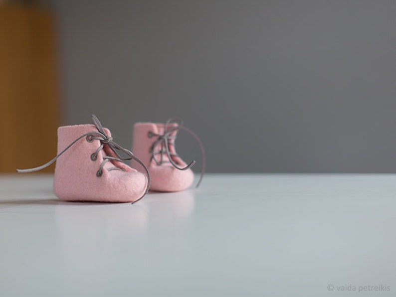 Baby girl shoes, Sweet pink crib booties, Laced up woolen boots, Rose quartz blush pink felted shoes for newborns, Gender reveal gift image 2