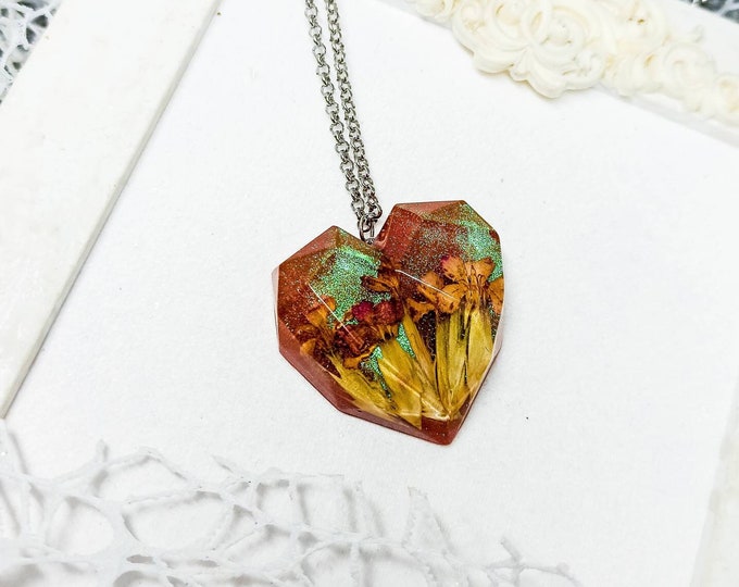 Pink Faceted Resin Heart with Real Dried Flowers and Holographic Effect | Secret Garden Collection