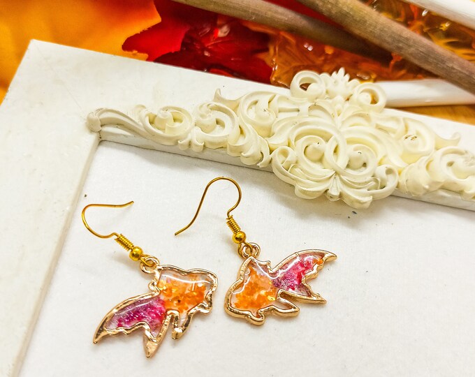 Fantail Fishes Earrings | Small and delicate women's earrings in resin with gold frame | Pink and Orange