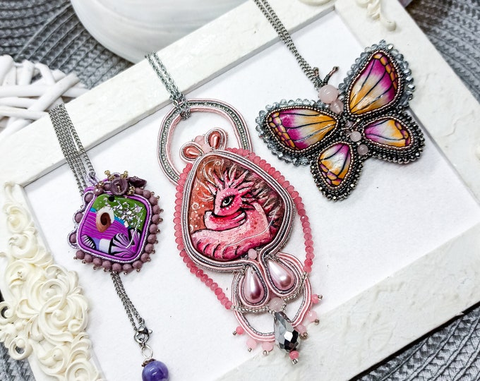 Pink and Violet Tones Embroidery and Soutache Pendants | Drago, Farfalla