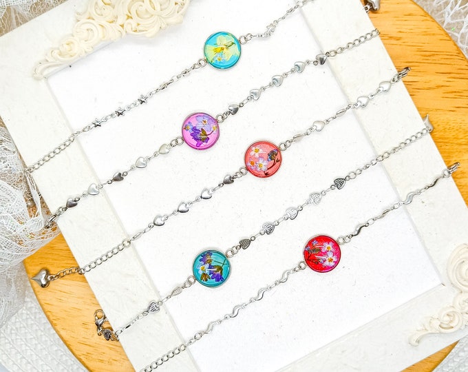 Bracelets with central circle part in resin and natural dried flowers, in different color variations.