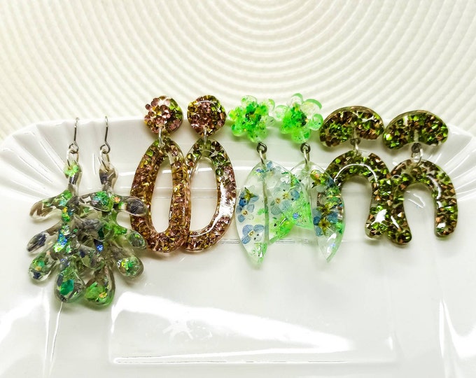 Resin Spring Earrings with Lavander, Myosotis and crystals | Secret Garden Collection