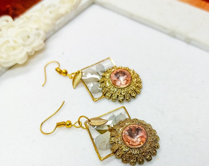 Hydrangea and Crystal Earrings | Small and delicate women's earrings in resin with a golden frame and real hydrangea flowers | Pink and Gold