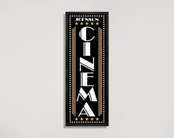 以下が含まれることがあります： 黒と金の額縁に入った看板に、白でスタイリッシュな文字で「CINEMA」と書かれている。看板の上部には「JOHNSON」という文字と5つの星がある。