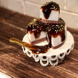 Chocolate Cheesecake + cake stand - 1/12 scale miniature