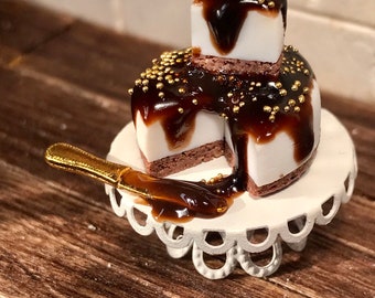 Chocolate Cheesecake + cake stand - 1/12 scale miniature