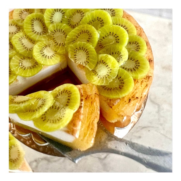 Tarte aux kiwis, présentoir et tranches de gâteau - Miniature à l'échelle 1/12