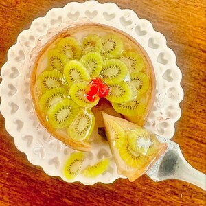 Ciasto kiwi, stojak na ciasto i kawałek ciasta - miniatura w skali 1/12