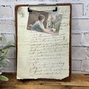 Prancheta vintage com documento francês antigo e cartão postal, prancheta, decoração campestre francesa
