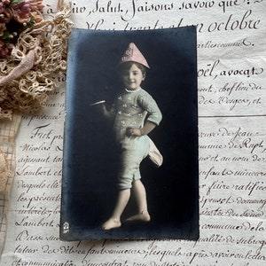 Bonita fotografía de un niño francés, disfraz de payaso, postal de París, Francia, efímera de papel, fotografía antigua