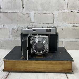 Vintage Kodak Retina IIa Camera: 1950s Collectible with Leather Case