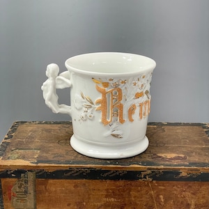 Antike Tasse - Erinnere Dich an mich- Weißes Porzellan mit Beschriftung und Engelsgriff- Große Rasiertasse aus Deutschland