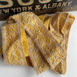 Handgemachte Französische Spitze mit Stoffrücken, Antike Borte, Gelbgold