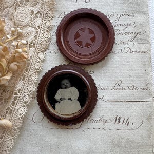 Porte-photos antique en gutta-percha avec fer-blanc portrait d'un bébé, peut-être post mortem